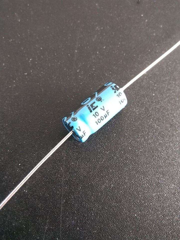 Condensateur Electrolytique - Axial - 10V / 100µF