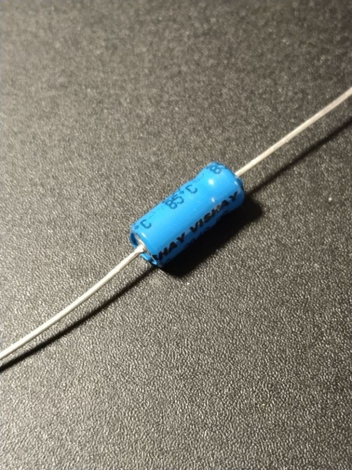Capacitor Electrolytic - Axial - 25V / 22µF