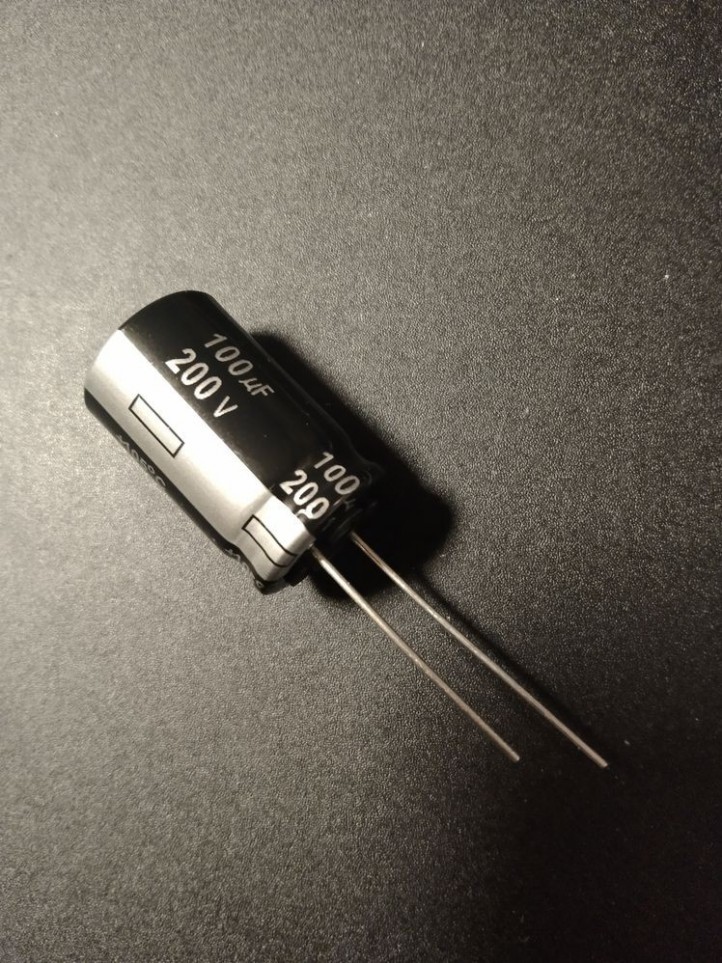 Capacitor Electrolytic - Radial - 200V / 100µF - Radial