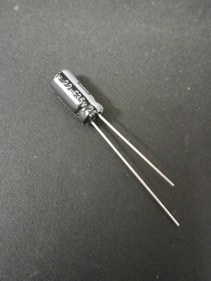 Capacitor Electrolytic - Radial - 35V / 22µF