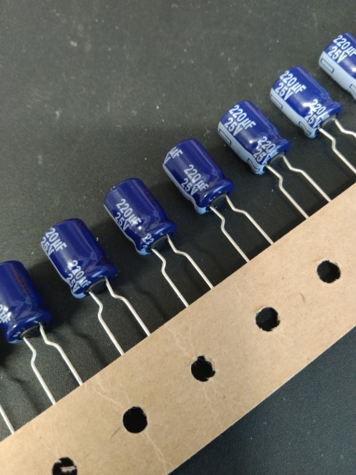 Capacitor Electrolytic - Radial - 25V / 220µF