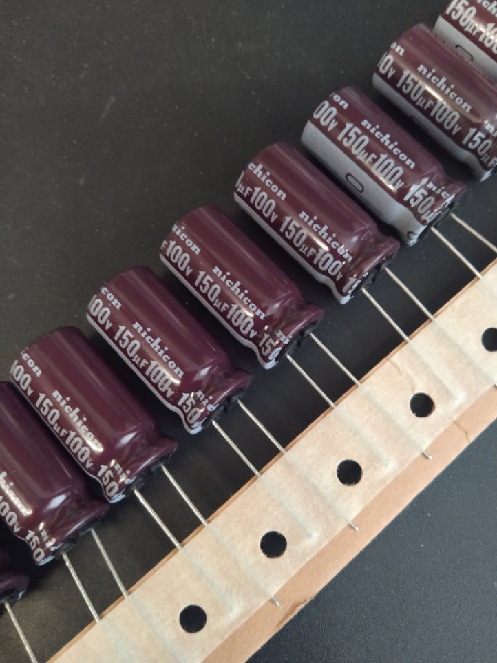 Capacitor Electrolytic - Radial - 100V / 150µF