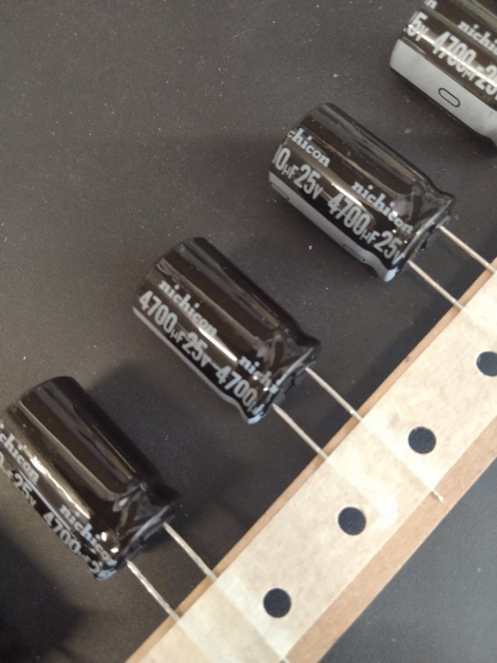 Capacitor Electrolytic - Radial - 25V / 4700µF